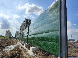 小草綠彩鋼瓦與藍(lán)色彩鋼瓦哪個(gè)好？【旭東圍擋】