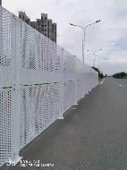 沖孔圍擋的設(shè)計(jì)有哪些特點(diǎn)？【旭東圍擋】