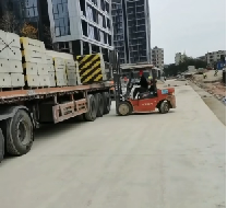 圍擋基礎塊的具體材質有哪些，各自的優(yōu)缺點是什么？【旭東圍擋】