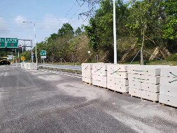 圍擋基礎(chǔ)塊抵達施工現(xiàn)場