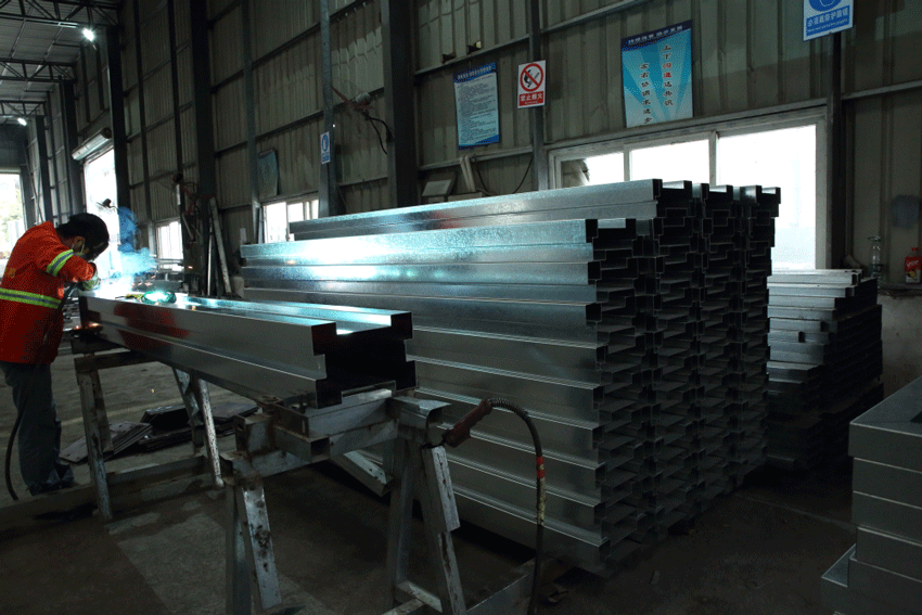 鋼圍擋生產(chǎn)流程大揭秘：10余道工序，鑄就工地安全防線(xiàn)